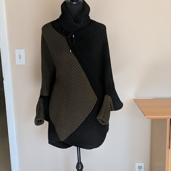 John & Jenn oversized sweater poncho - Picture 3 of 7